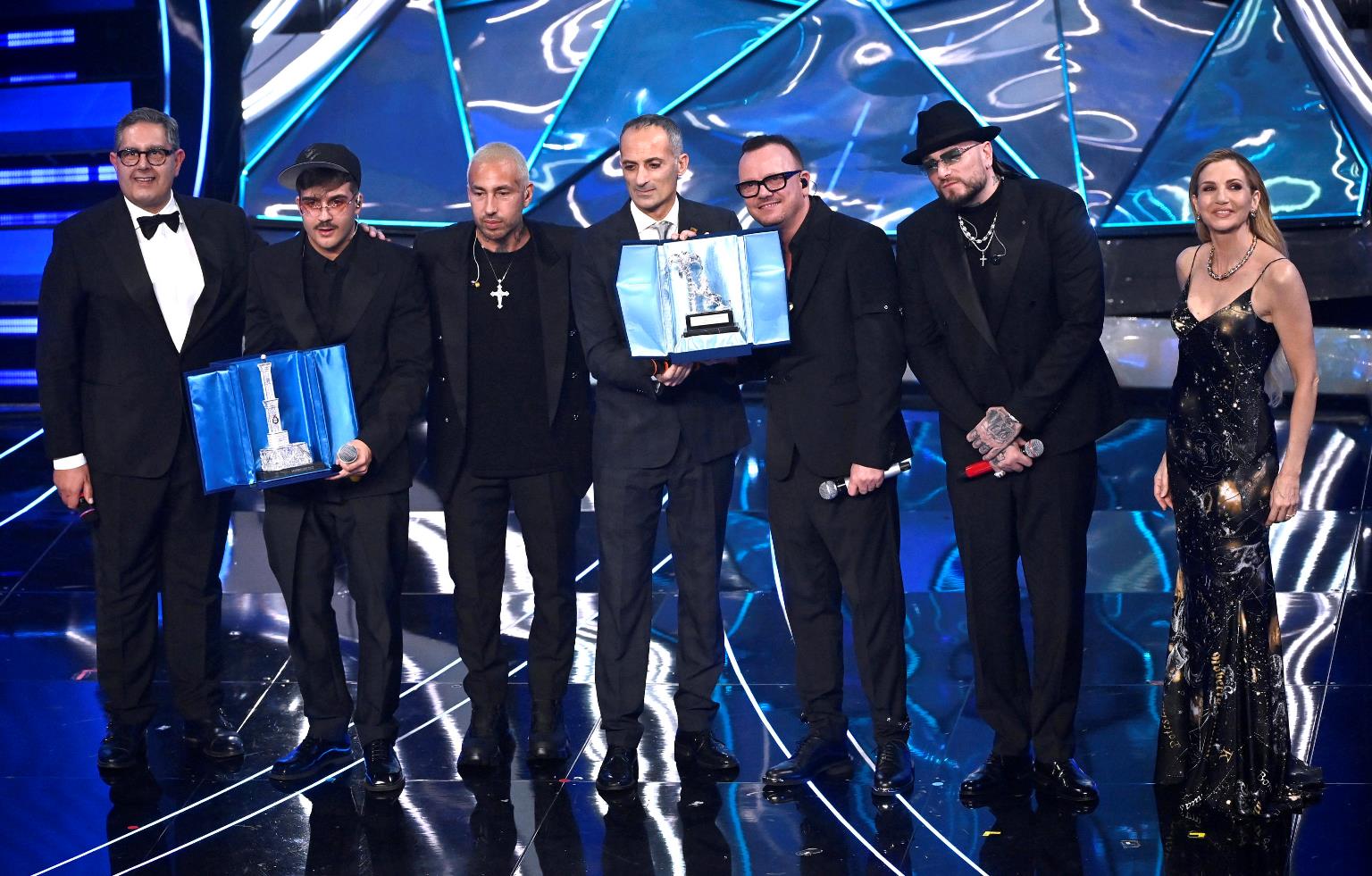 Sanremo Geolier con Luché, Guè, Gigi D’Alessio, Toti e Lorella Cuccarini