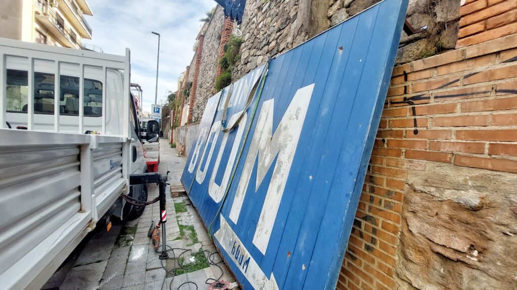 addio cartellone magazzini boom via possidonea