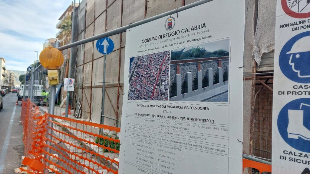 addio cartellone magazzini boom via possidonea