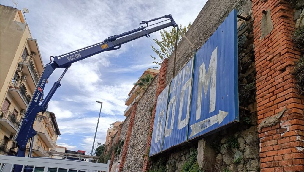 addio cartellone magazzini boom via possidonea
