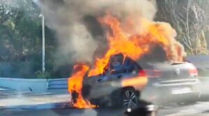 auto in fiamme autostrada