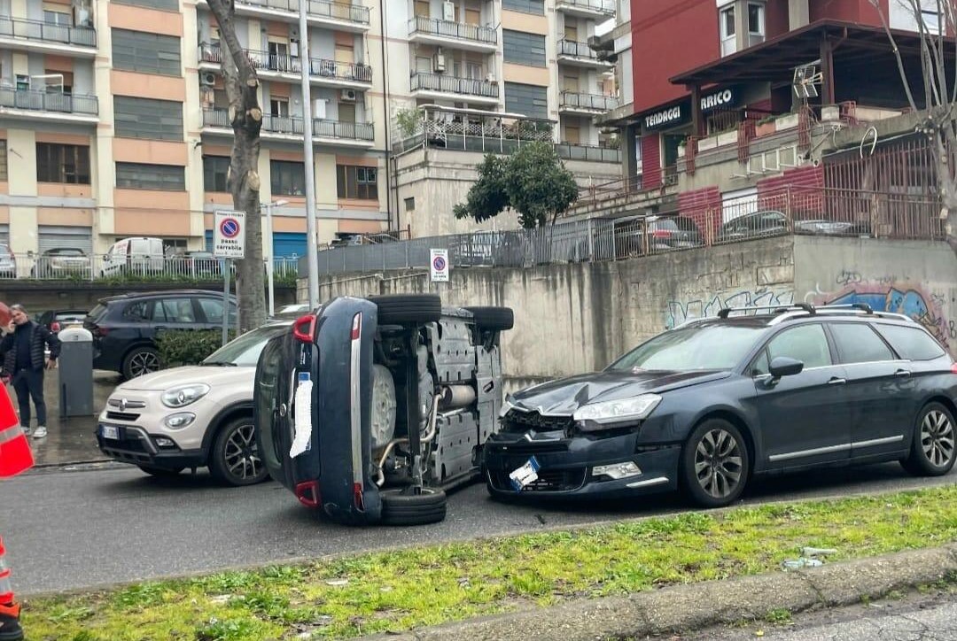 auto ribaltata cosenza