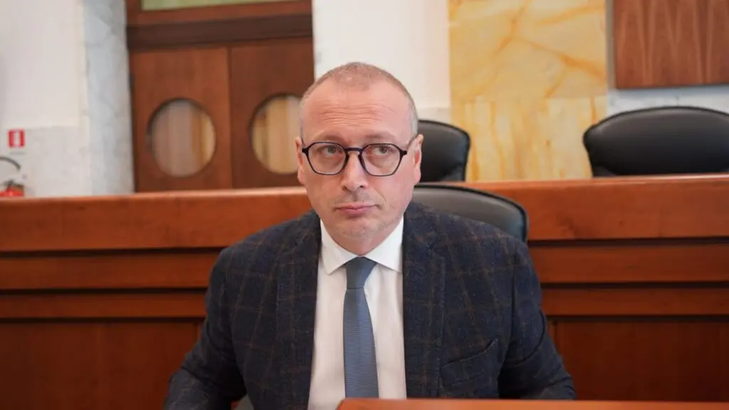 Reggio Calabria, tanti turisti sul Corso Garibaldi. Versace: “importanti i voli Ryanair, la nostra città è accogliente” | INTERVISTA