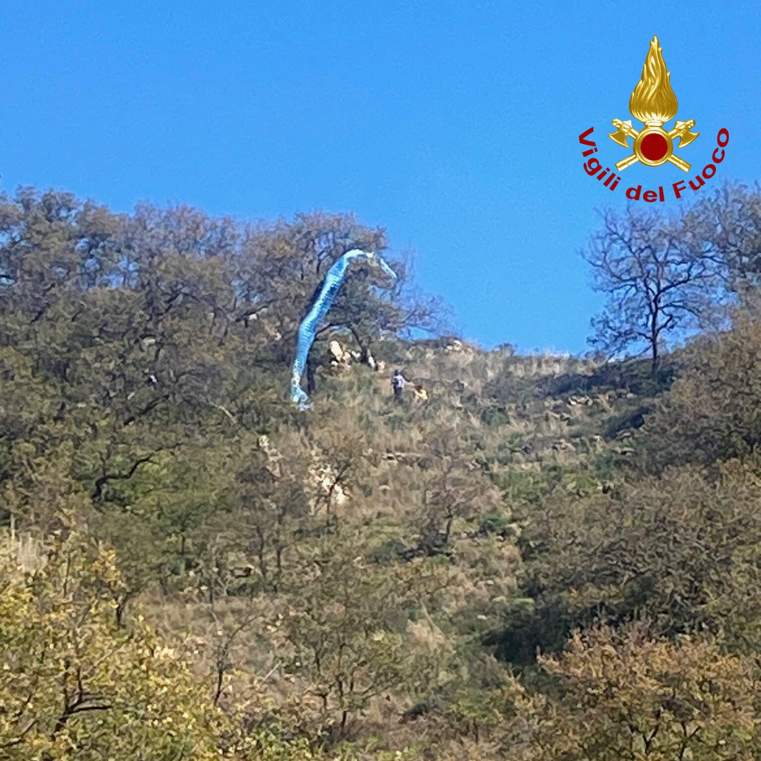 giovane si lancia con il parapendio messina vigili del fuoco (1)