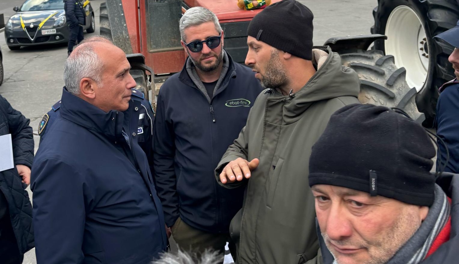il Sindaco Franz Caruso discute con gli agricoltori