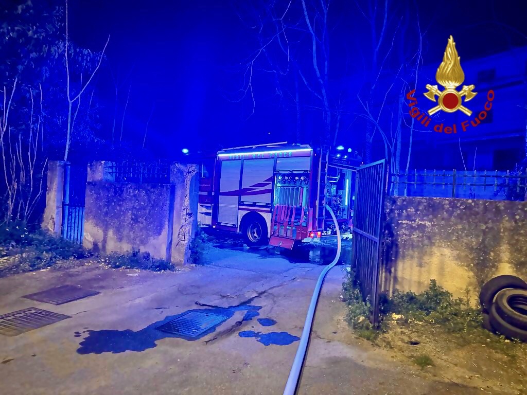 Barcellona Pozzo di Gotto, scoppia incendio in appartamento: salvata anziana che non si era accorta di nulla