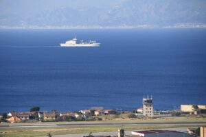 nave vulcano marina militare stretto di messina