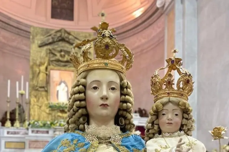 Statua della Madonna decapitata e orecchini rubati: il parroco chiude per  furto la chiesa