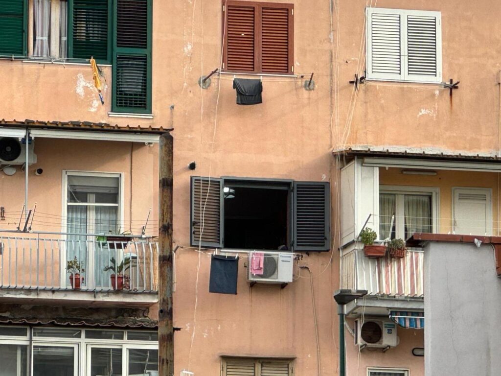 uomo uccide la moglie a napoli e si uccide polizia