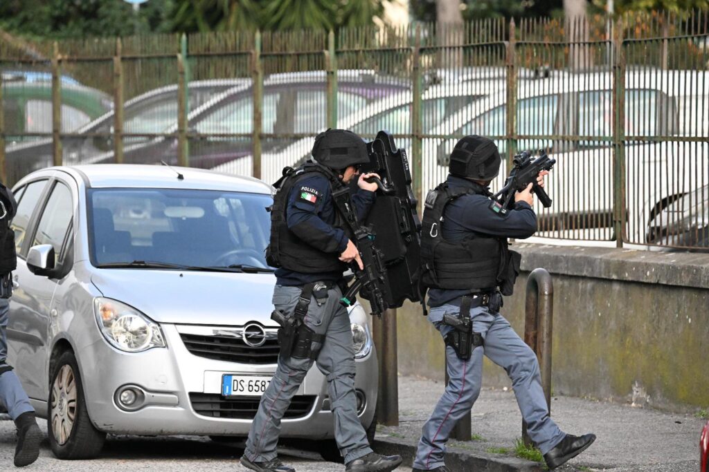 uomo uccide la moglie a napoli e si uccide polizia