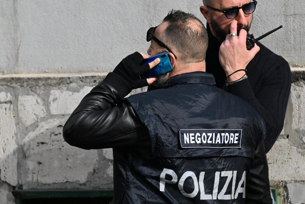 uomo uccide la moglie a napoli e si uccide polizia