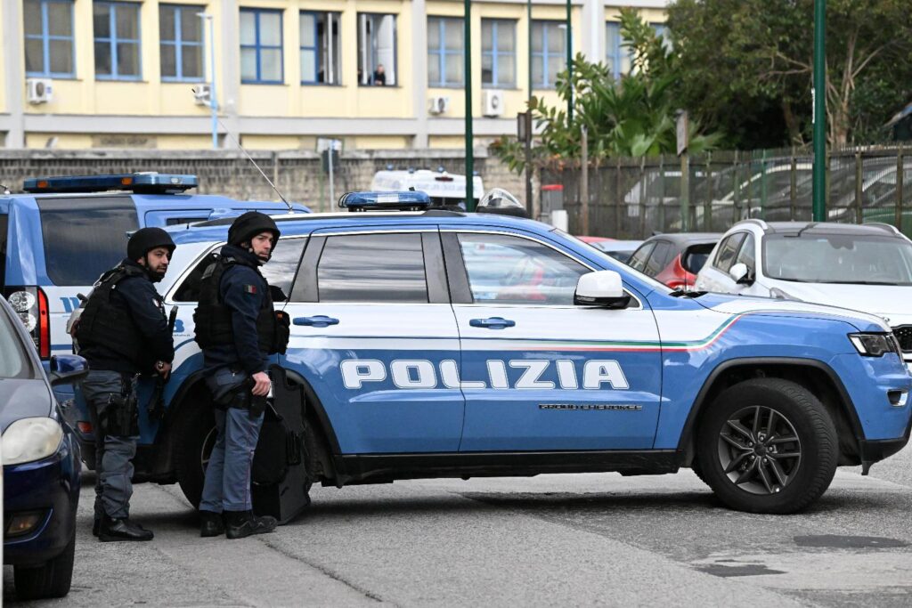 uomo uccide la moglie a napoli e si uccide polizia