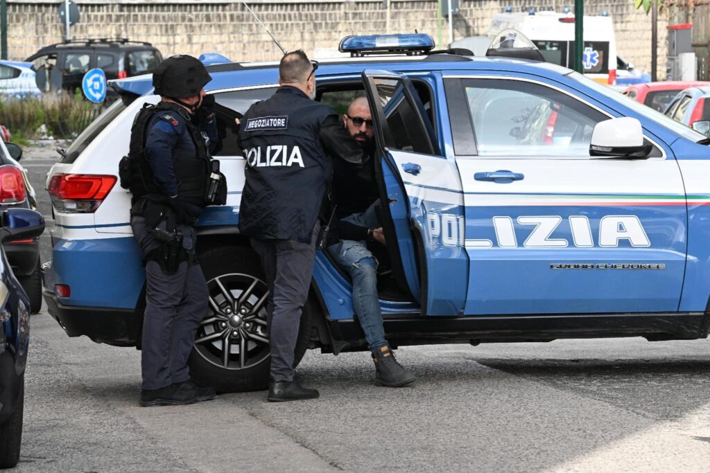 uomo uccide la moglie a napoli e si uccide polizia