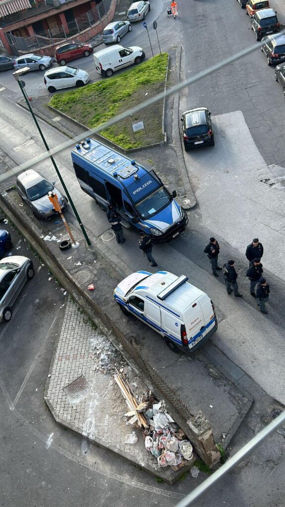 uomo uccide la moglie a napoli e si uccide polizia