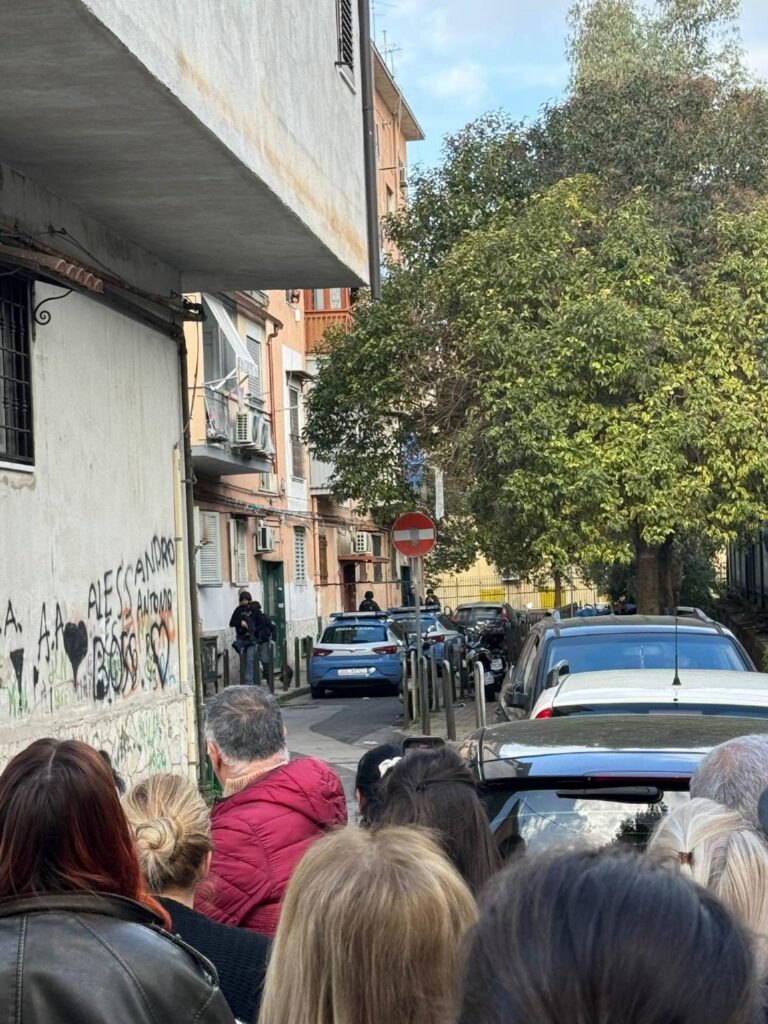 uomo uccide la moglie a napoli e si uccide polizia