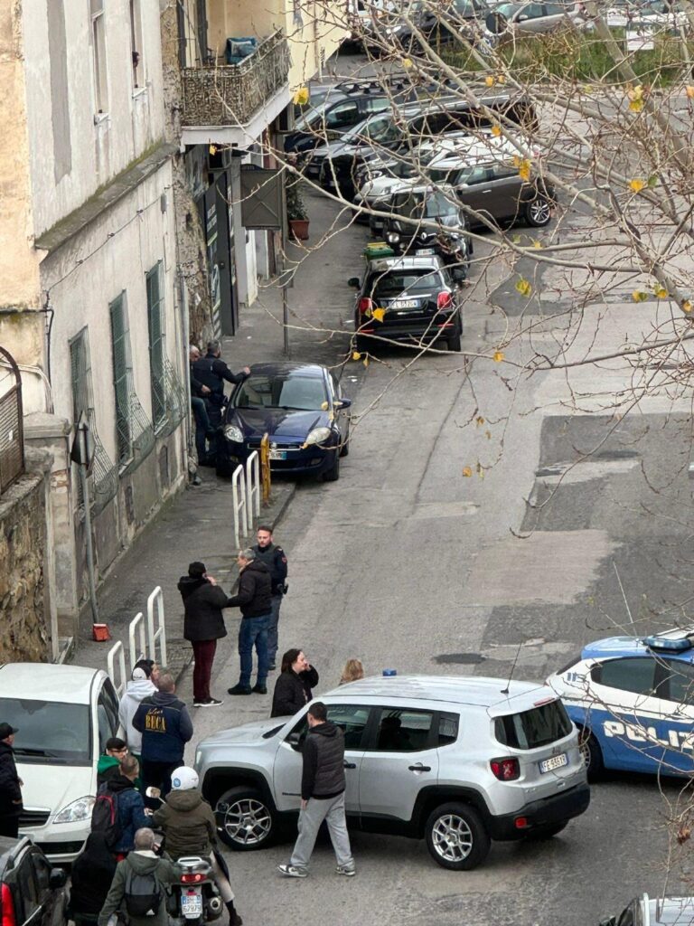 uomo uccide la moglie a napoli e si uccide polizia