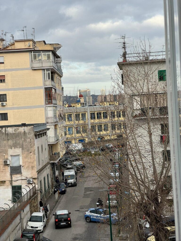 uomo uccide la moglie a napoli e si uccide polizia