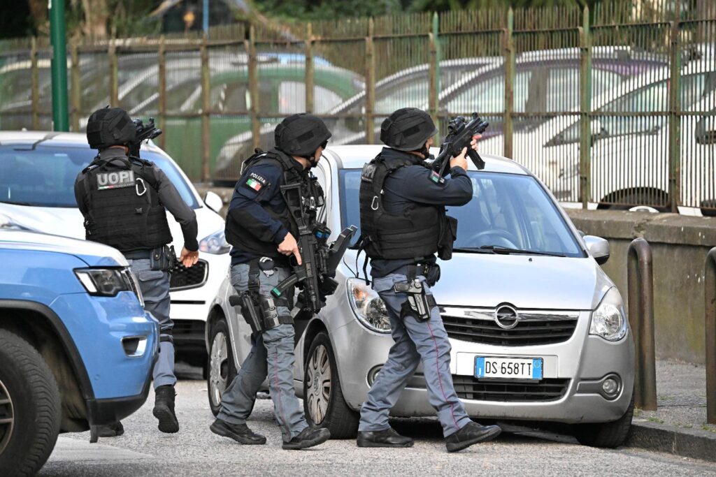 uomo uccide la moglie a napoli e si uccide polizia
