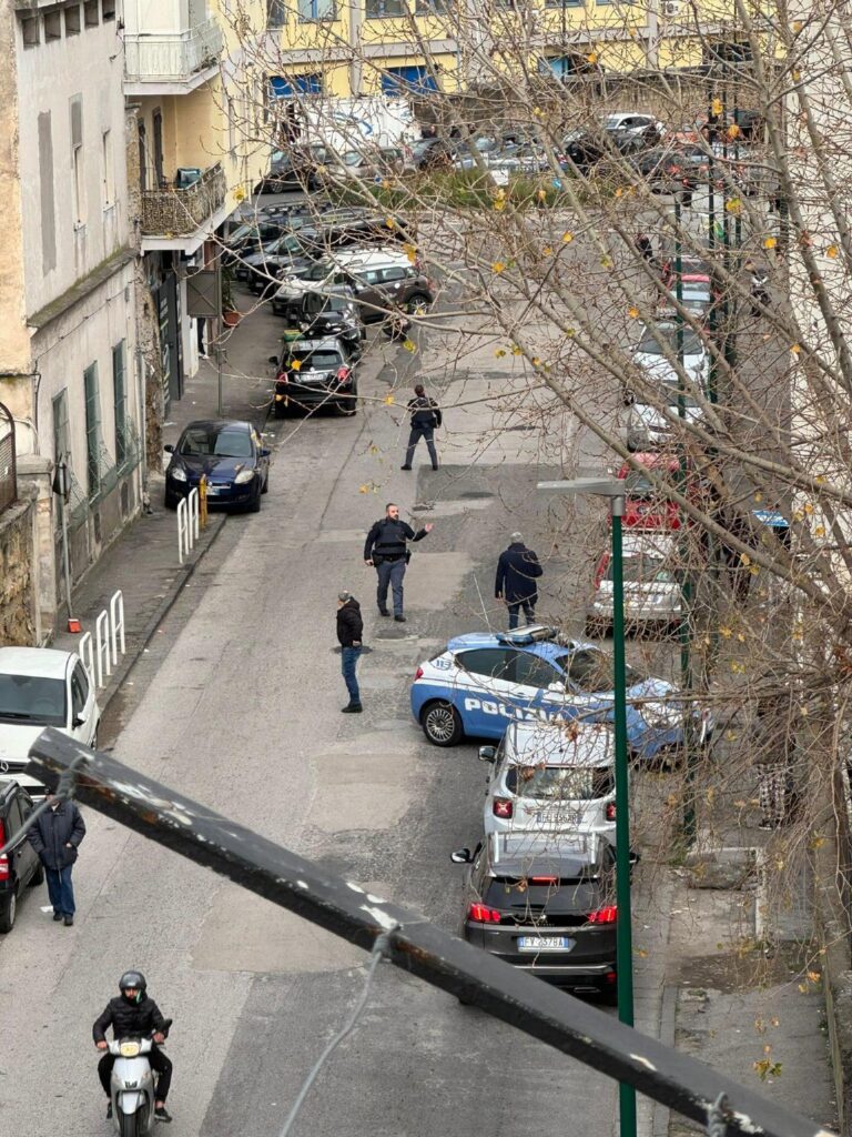 uomo uccide la moglie a napoli e si uccide polizia