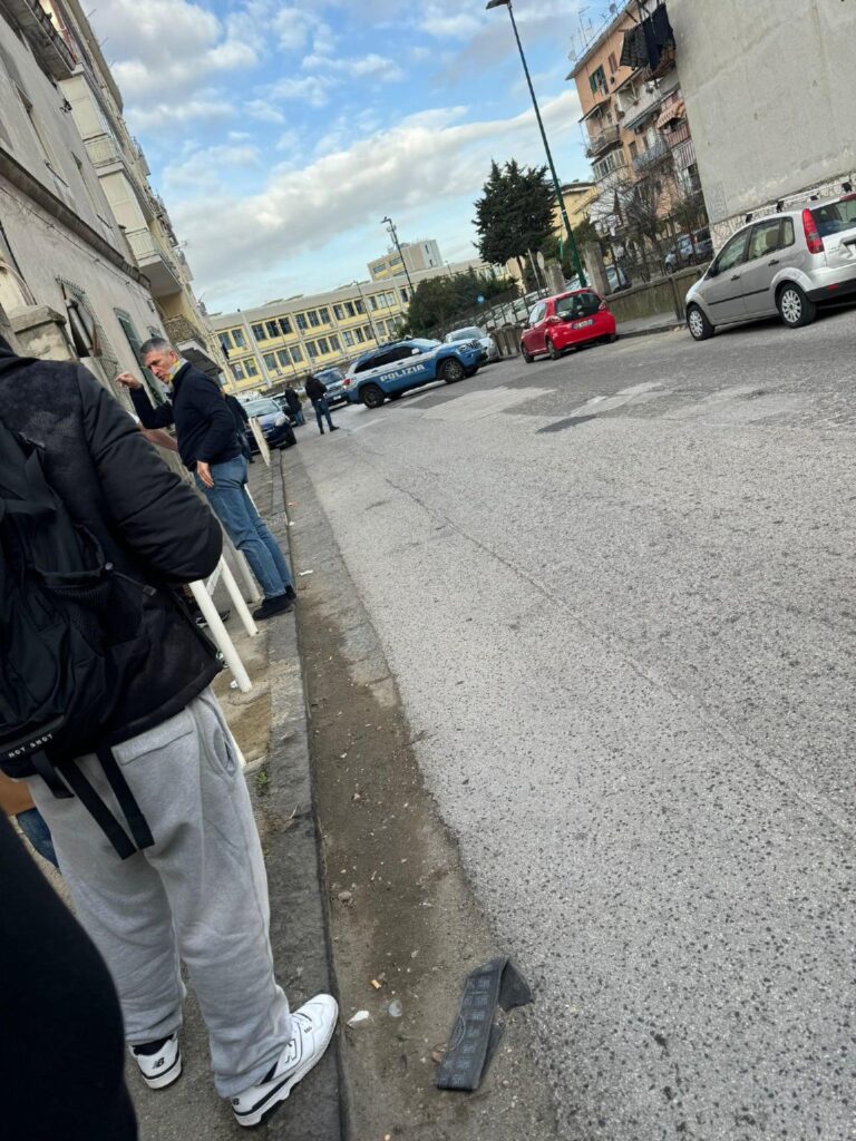 uomo uccide la moglie a napoli e si uccide polizia