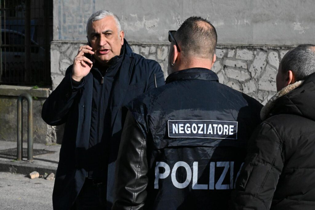 uomo uccide la moglie a napoli e si uccide polizia