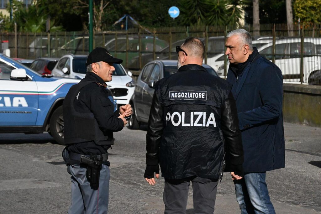 uomo uccide la moglie a napoli e si uccide polizia