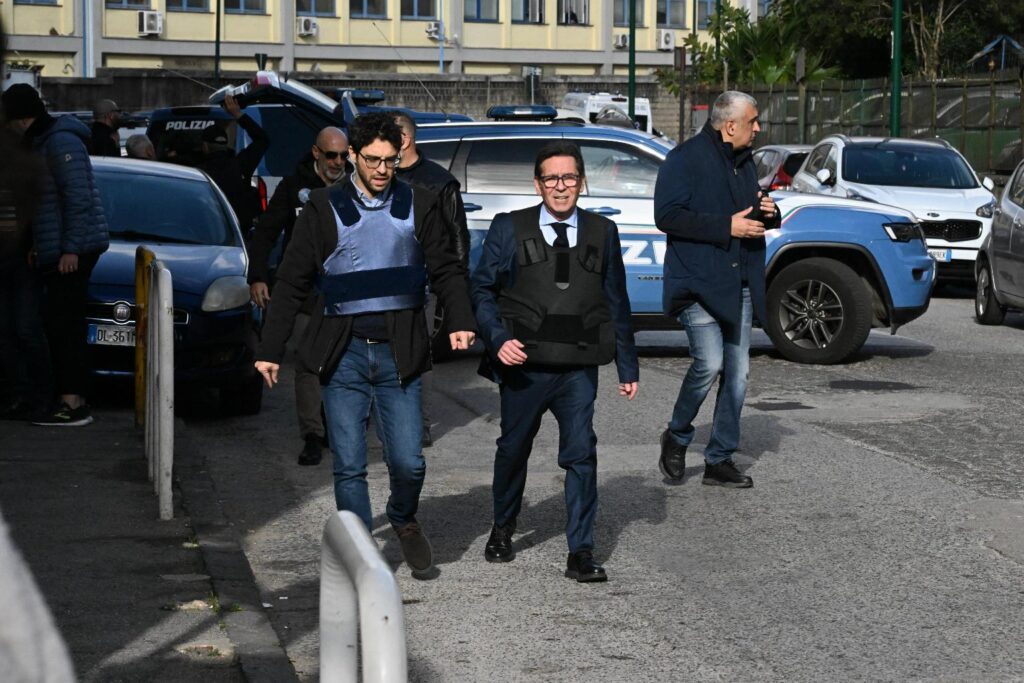 uomo uccide la moglie a napoli e si uccide polizia