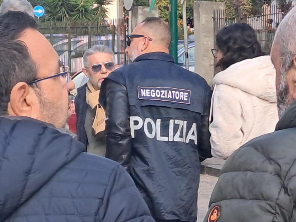 uomo uccide la moglie a napoli e si uccide polizia
