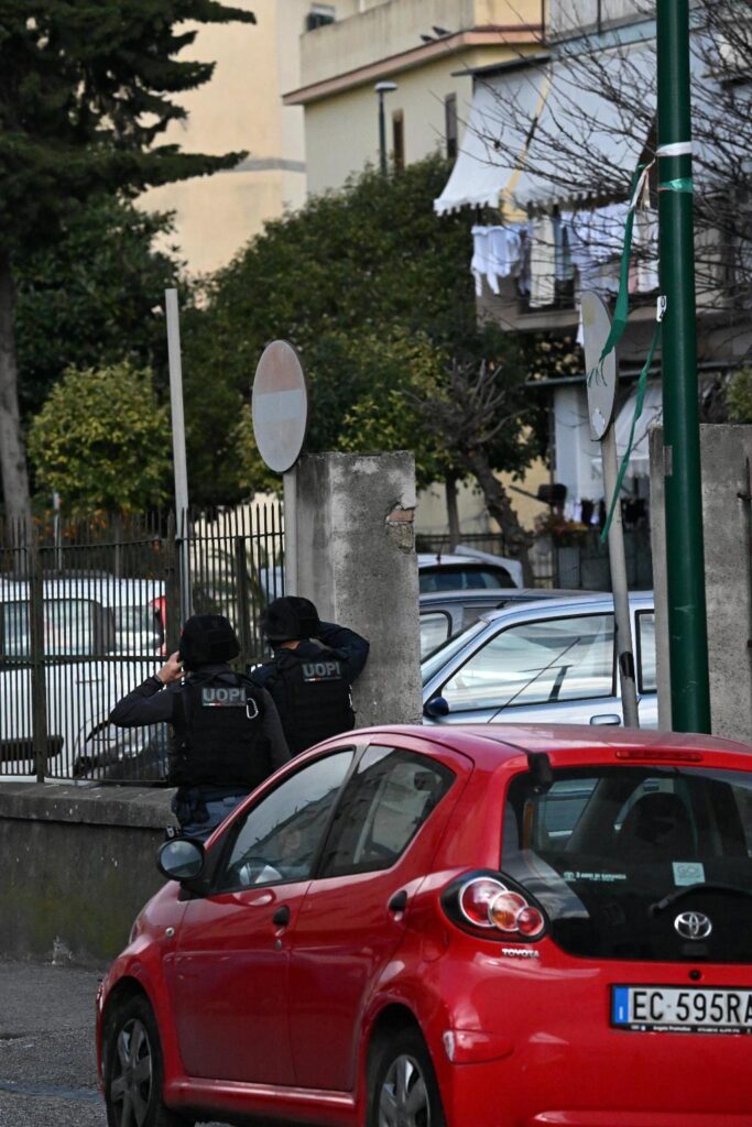 uomo uccide la moglie a napoli e si uccide polizia