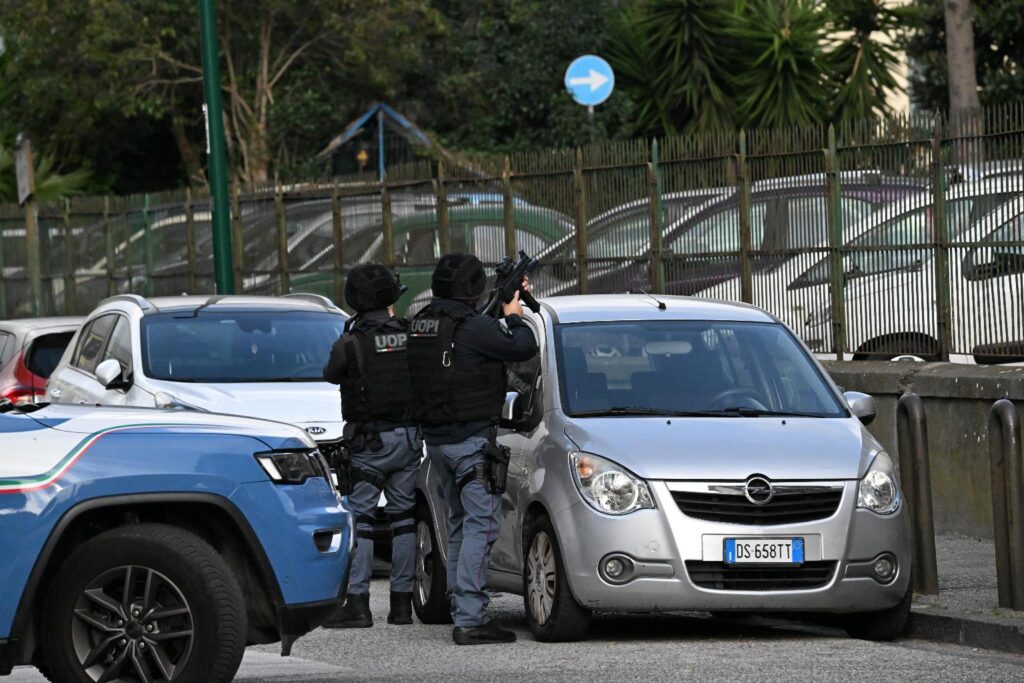 uomo uccide la moglie a napoli e si uccide polizia