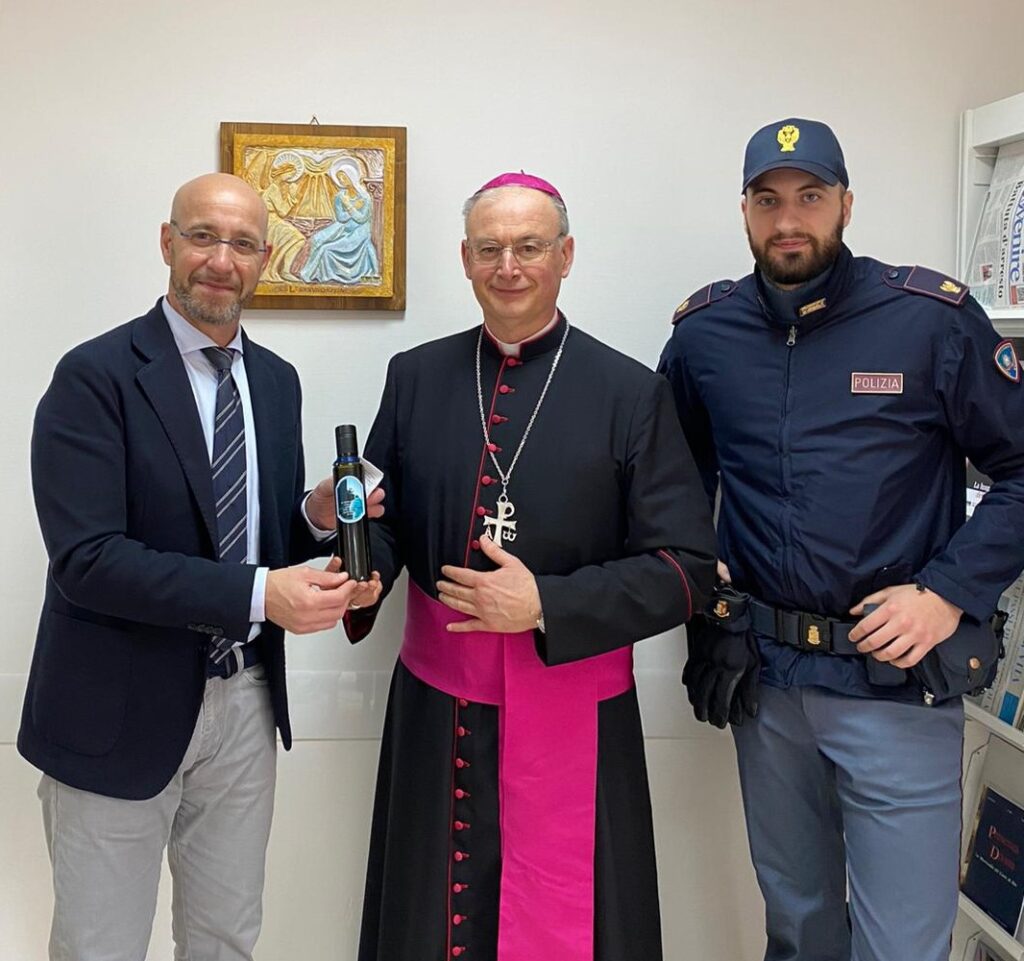 Consegna olio del Giardino della Memoria (1)