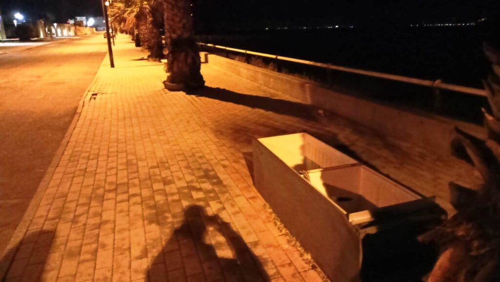 Frigorifero abbandonato in Via Marina a Pellaro