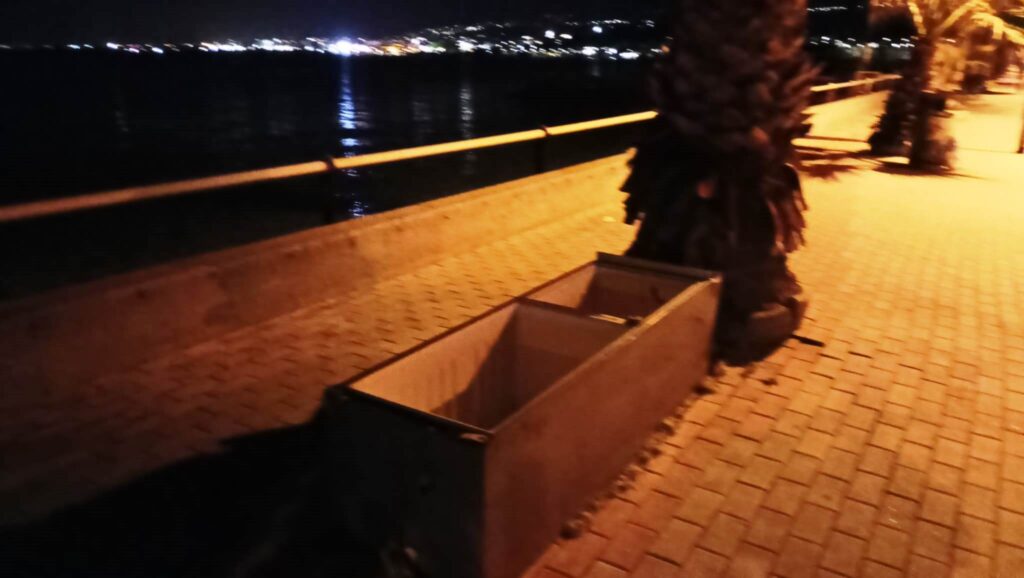 Frigorifero abbandonato in Via Marina a Pellaro