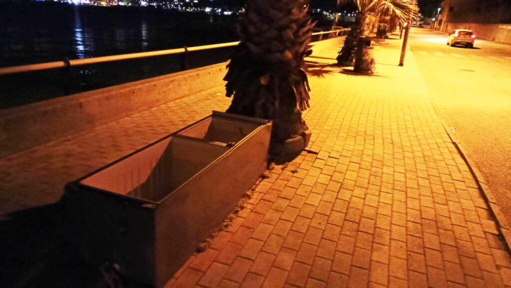 Frigorifero abbandonato in Via Marina a Pellaro