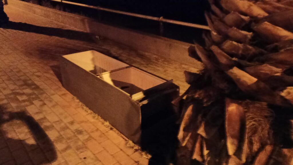 Frigorifero abbandonato in Via Marina a Pellaro