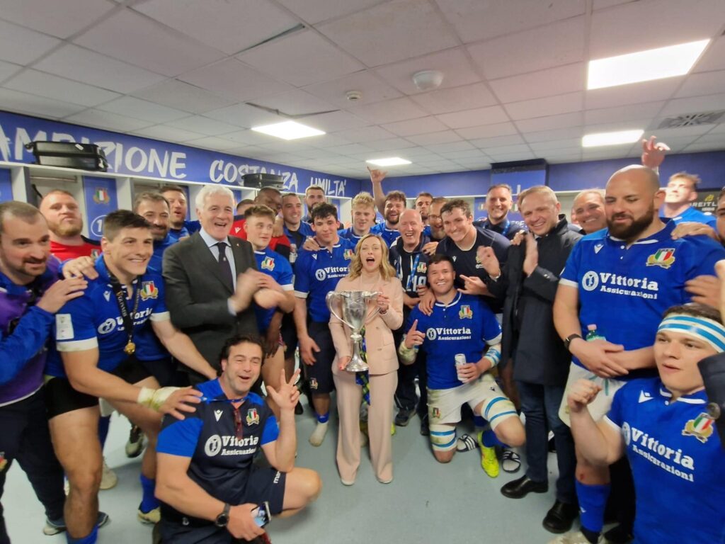 Meloni con la squadra di rugby italiana