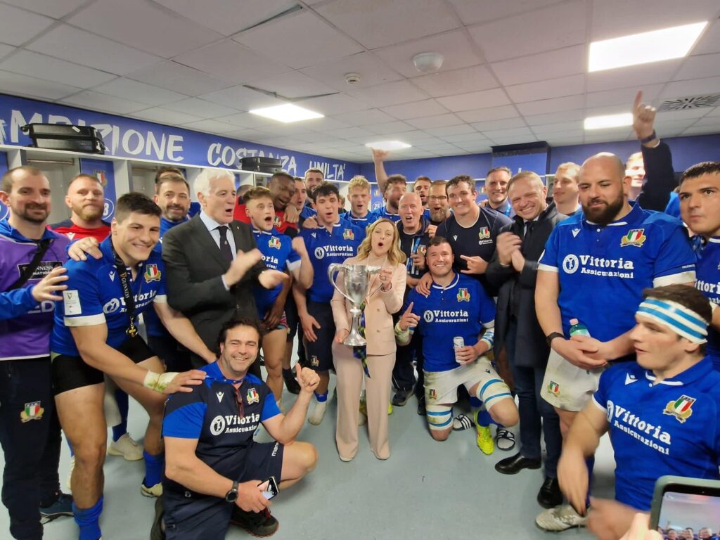 Meloni con la squadra di rugby italiana
