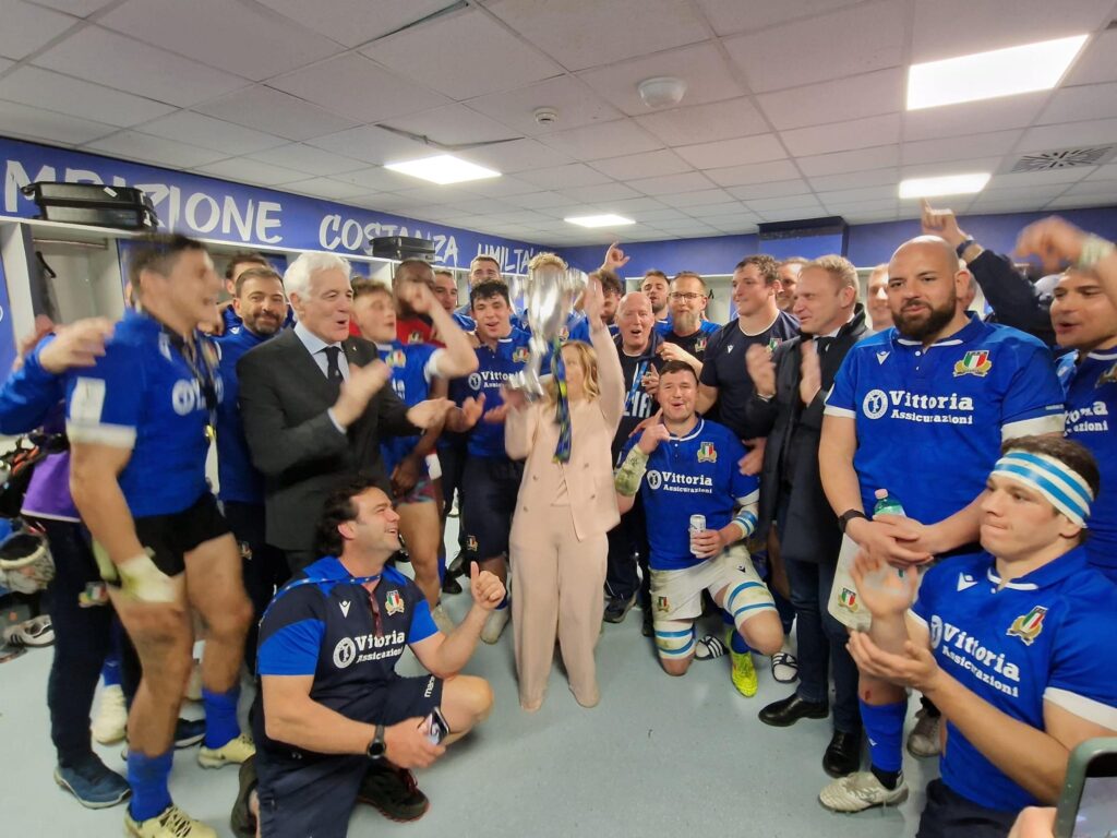 Meloni con la squadra di rugby italiana