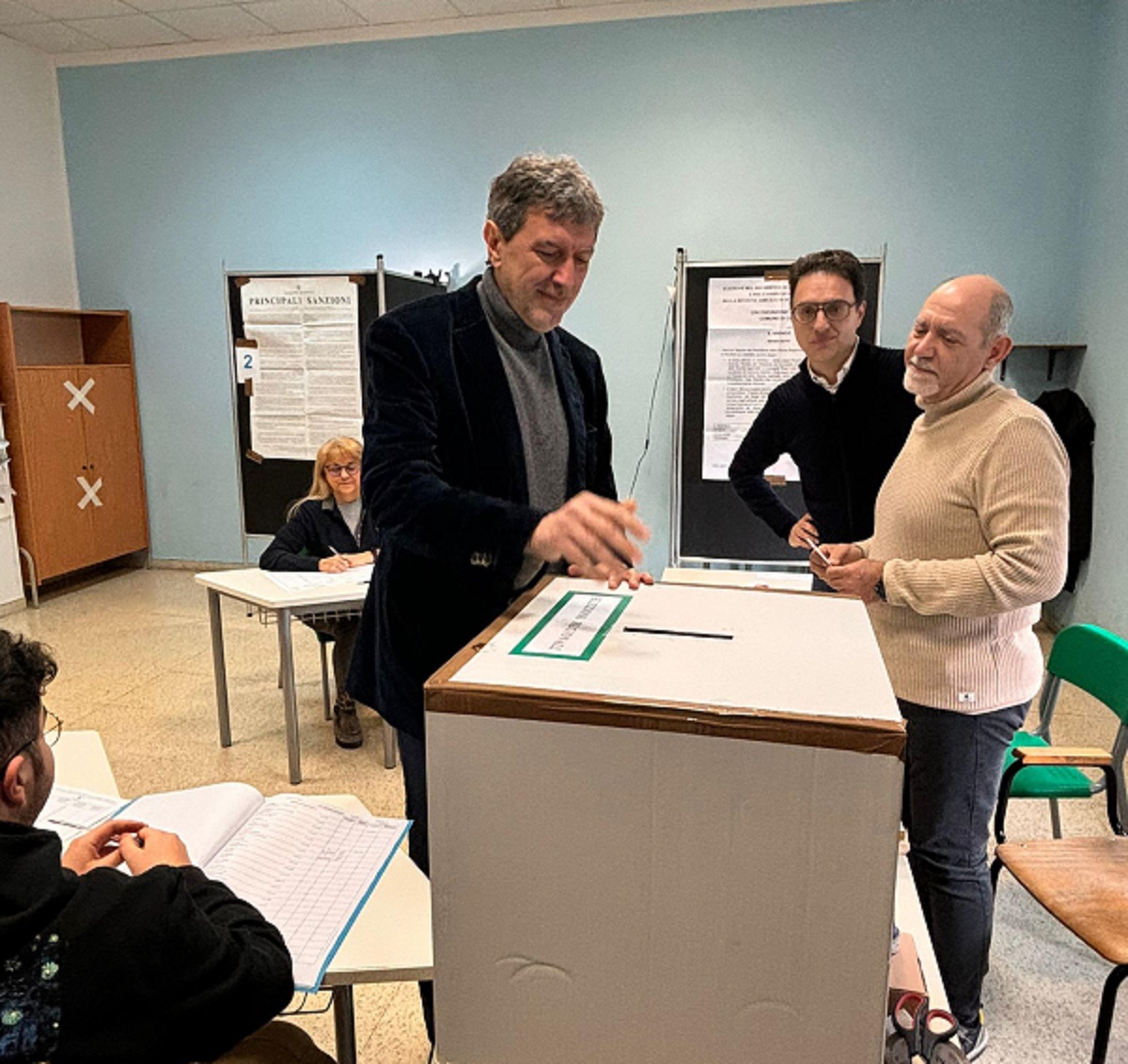 Dolcevita e cravatta, candidati alla presidenza Abruzzo al voto