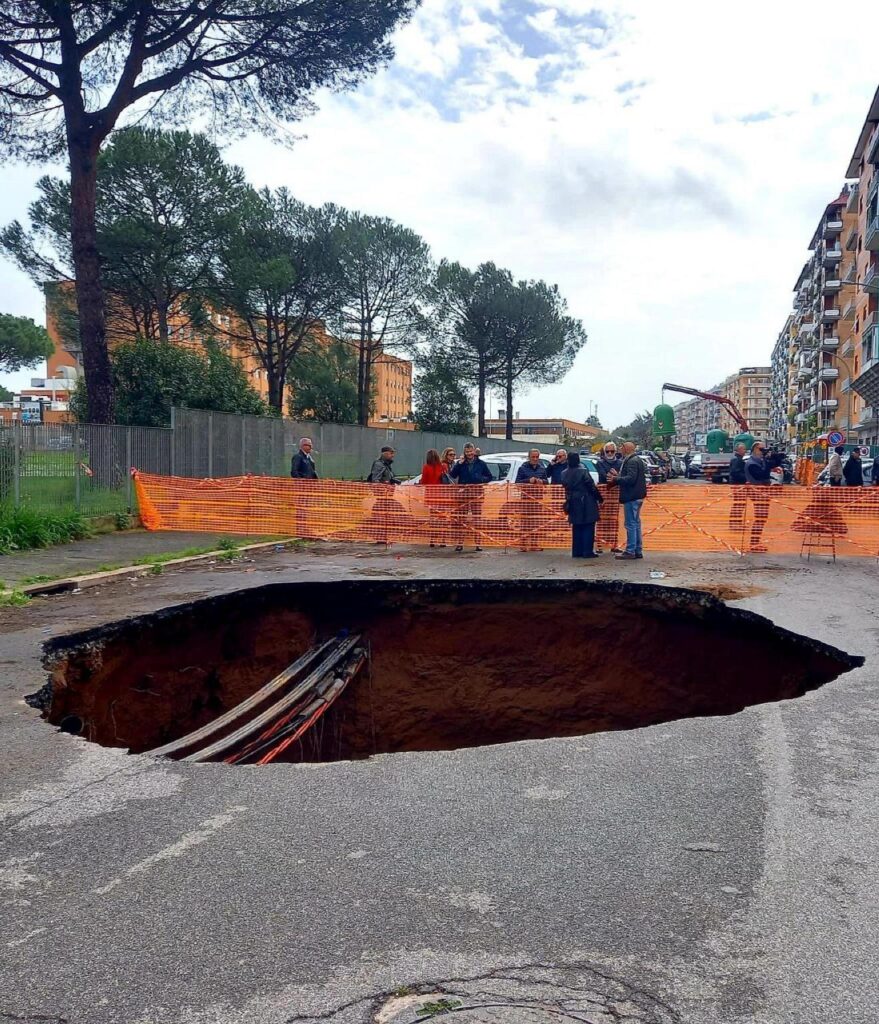 Si apre voragine a Roma, auto inghiottite