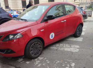 automobile comune sulle strisce