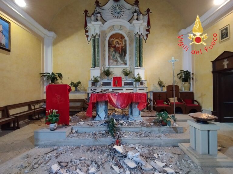 crollo calcinacci chiesa lamezia terme (2)
