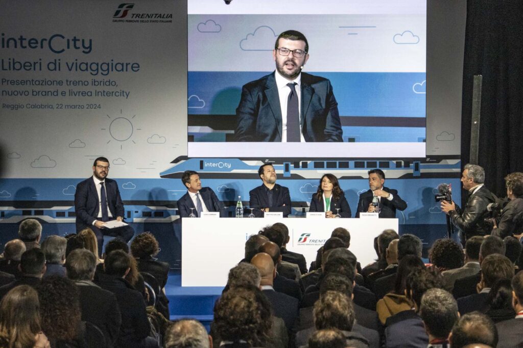 foto treno salvini reggio calabria