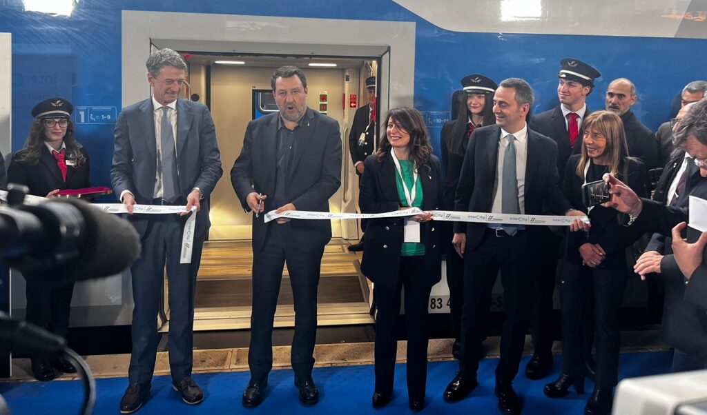 foto treno salvini reggio calabria