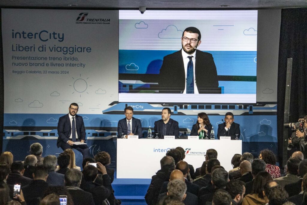 foto treno salvini reggio calabria