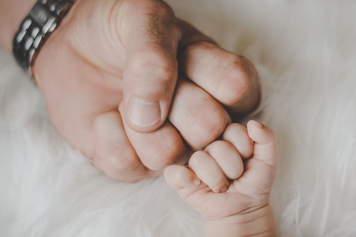 mani papà e figlio