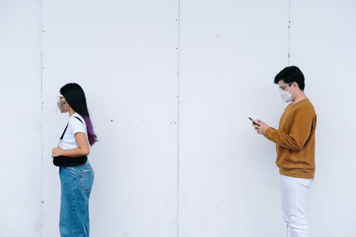 persone con mascherina e cellulare