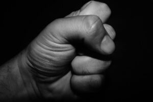 pugno violenza