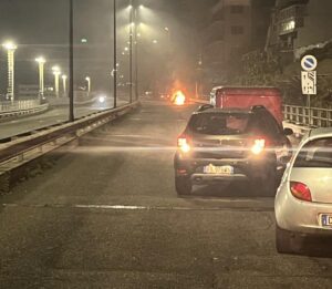 reggio calabria incendio auto tangenziale