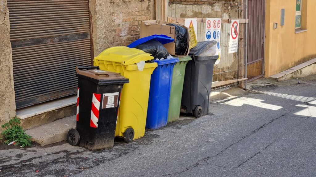 rifiuti via vecchia cimitero